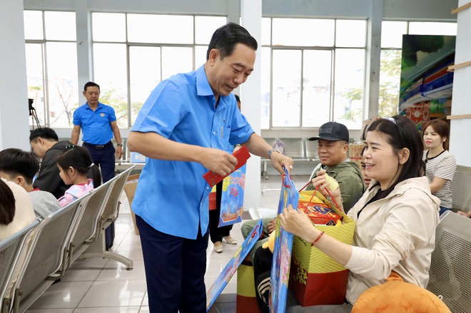 Rộn r&agrave;ng chuyến t&agrave;u nghĩa t&igrave;nh đưa c&ocirc;ng nh&acirc;n - lao động về qu&ecirc; đ&oacute;n Tết - Ảnh 13.