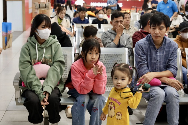 Rộn r&agrave;ng chuyến t&agrave;u nghĩa t&igrave;nh đưa c&ocirc;ng nh&acirc;n - lao động về qu&ecirc; đ&oacute;n Tết - Ảnh 7.