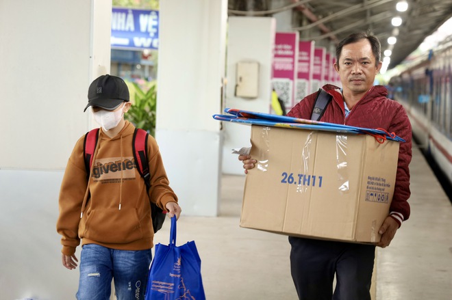Rộn r&agrave;ng chuyến t&agrave;u nghĩa t&igrave;nh đưa c&ocirc;ng nh&acirc;n - lao động về qu&ecirc; đ&oacute;n Tết - Ảnh 10.