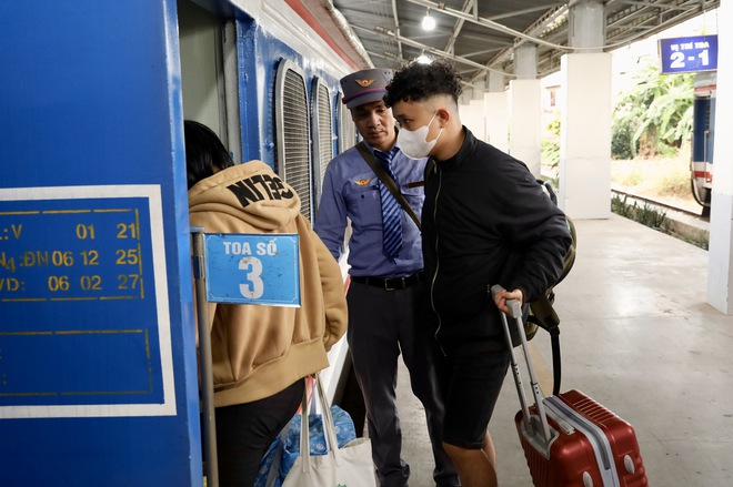 Rộn r&agrave;ng chuyến t&agrave;u nghĩa t&igrave;nh đưa c&ocirc;ng nh&acirc;n - lao động về qu&ecirc; đ&oacute;n Tết - Ảnh 16.