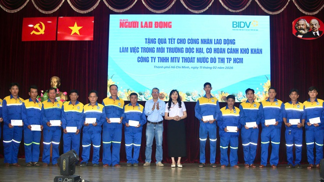 B&aacute;o Người Lao Động trao qu&agrave; Tết cho C&ocirc;ng nh&acirc;n tho&aacute;t nước TPHCM - Ảnh 7.