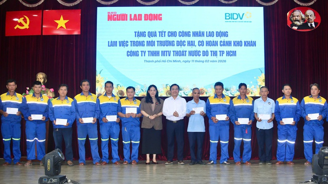B&aacute;o Người Lao Động trao qu&agrave; Tết cho C&ocirc;ng nh&acirc;n tho&aacute;t nước TPHCM - Ảnh 5.