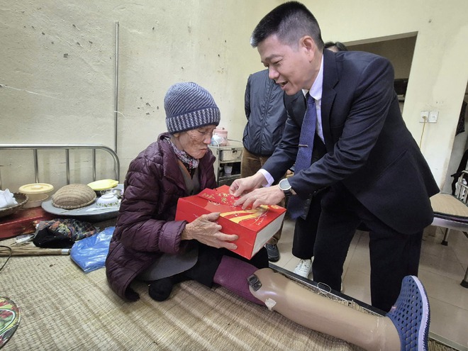 Bộ Y tế kiểm tra đột xuất việc trực cấp cứu, kh&aacute;m, chữa bệnh dịp Tết  - Ảnh 6.