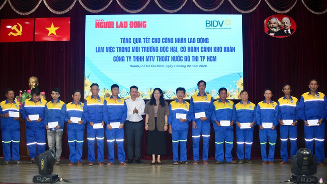 B&aacute;o Người Lao Động trao qu&agrave; Tết cho C&ocirc;ng nh&acirc;n tho&aacute;t nước TPHCM - Ảnh 6.