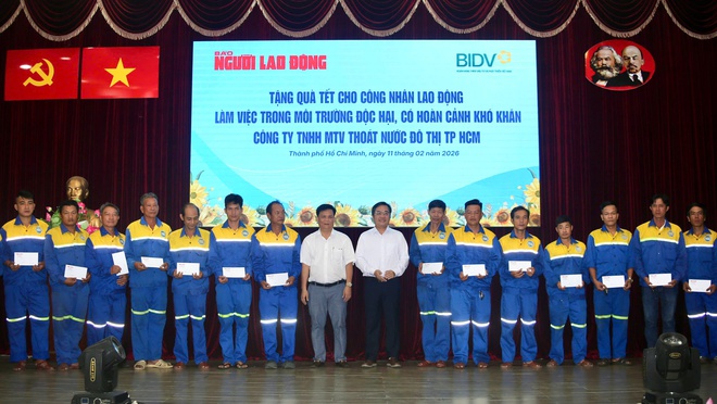 B&aacute;o Người Lao Động trao qu&agrave; Tết cho C&ocirc;ng nh&acirc;n tho&aacute;t nước TPHCM - Ảnh 4.