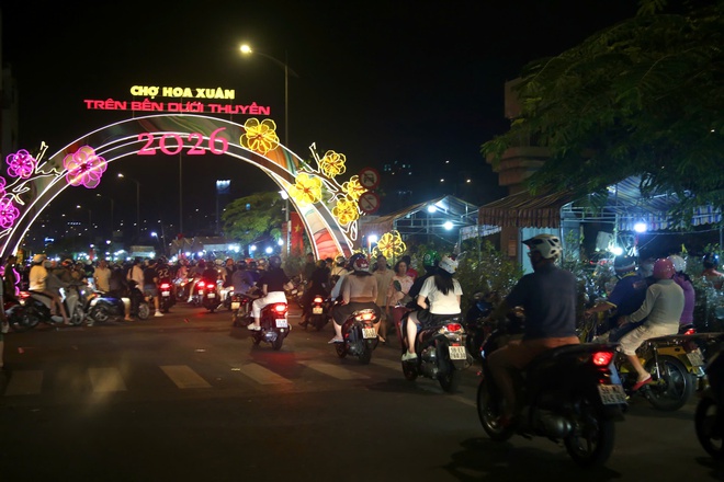 TPHCM: Khai mạc Chợ hoa xu&acirc;n "Tr&ecirc;n bến dưới thuyền" Tết B&iacute;nh Ngọ 2026 - Ảnh 14.
