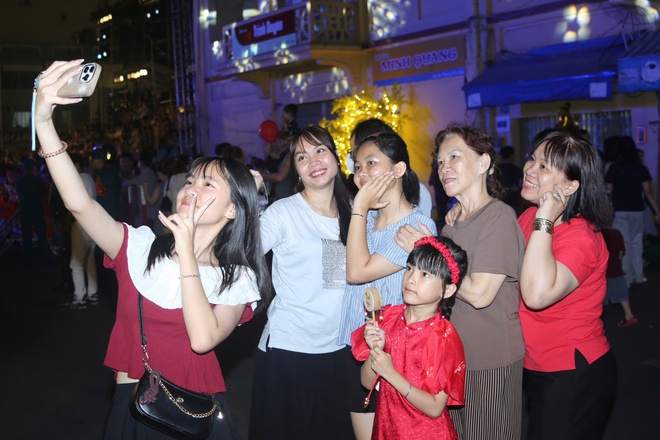 TPHCM: Khai mạc Chợ hoa xu&acirc;n "Tr&ecirc;n bến dưới thuyền" Tết B&iacute;nh Ngọ 2026 - Ảnh 4.