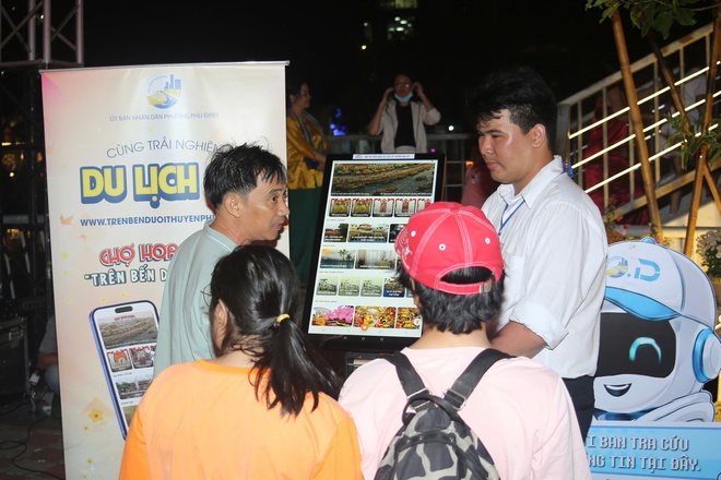 TPHCM: Khai mạc Chợ hoa xu&acirc;n "Tr&ecirc;n bến dưới thuyền" Tết B&iacute;nh Ngọ 2026 - Ảnh 9.