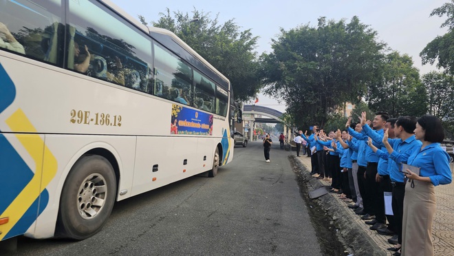 C&ocirc;ng nh&acirc;n x&uacute;c động khi l&atilde;nh đạo Th&agrave;nh ủy, LĐLĐ TPHCM tiễn về qu&ecirc; đ&oacute;n Tết - Ảnh 18.