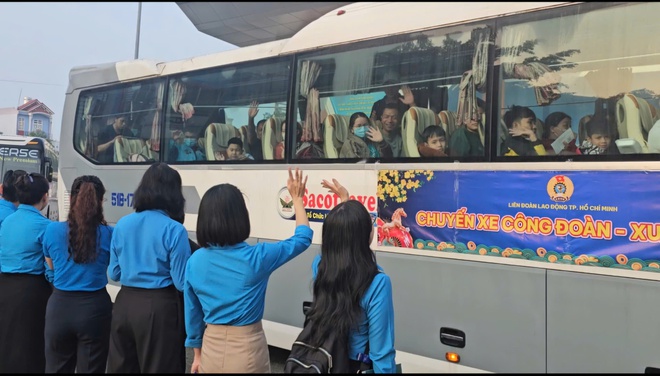 C&ocirc;ng nh&acirc;n x&uacute;c động khi l&atilde;nh đạo Th&agrave;nh ủy, LĐLĐ TPHCM tiễn về qu&ecirc; đ&oacute;n Tết - Ảnh 17.