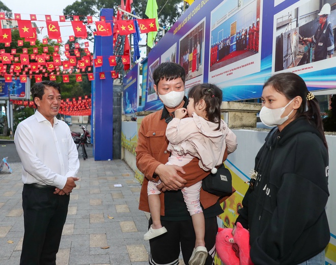 C&ocirc;ng nh&acirc;n x&uacute;c động khi l&atilde;nh đạo Th&agrave;nh ủy, LĐLĐ TPHCM tiễn về qu&ecirc; đ&oacute;n Tết - Ảnh 19.