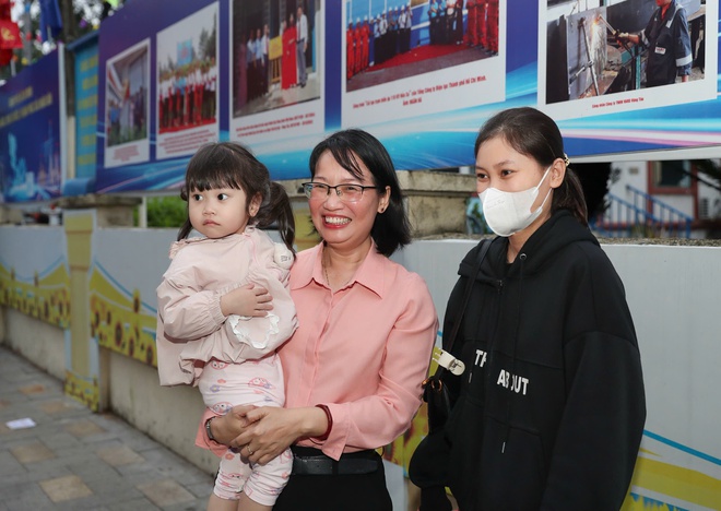 C&ocirc;ng nh&acirc;n x&uacute;c động khi l&atilde;nh đạo Th&agrave;nh ủy, LĐLĐ TPHCM tiễn về qu&ecirc; đ&oacute;n Tết - Ảnh 12.