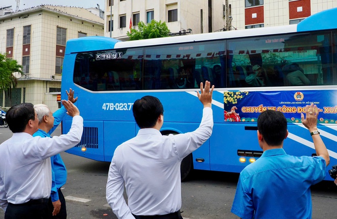 C&ocirc;ng nh&acirc;n x&uacute;c động khi l&atilde;nh đạo Th&agrave;nh ủy, LĐLĐ TPHCM tiễn về qu&ecirc; đ&oacute;n Tết - Ảnh 15.