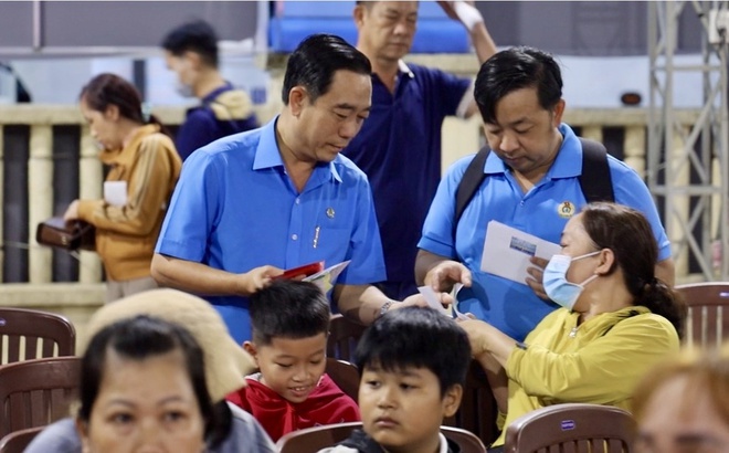 C&ocirc;ng nh&acirc;n x&uacute;c động khi l&atilde;nh đạo Th&agrave;nh ủy, LĐLĐ TPHCM tiễn về qu&ecirc; đ&oacute;n Tết - Ảnh 11.