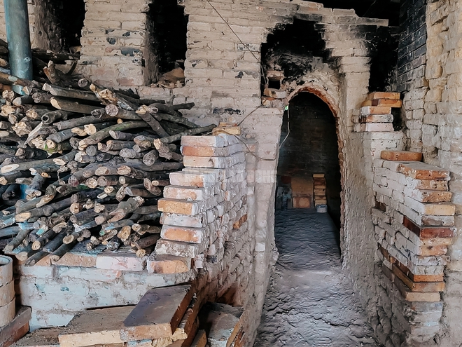 VIDEO: Những người &ldquo;giữ lửa&rdquo; cuối c&ugrave;ng ở l&ograve; ch&eacute;n T&acirc;n Phước Kh&aacute;nh - Ảnh 7.