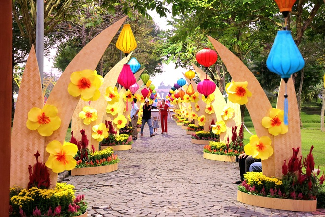 Ngắm linh vật ngựa oai phong tại đường hoa Xuân Vĩnh Long 2026 - Ảnh 5. Ngắm linh vật ngựa oai phong tại đường hoa Xuân Vĩnh Long 2026 - Ảnh 5.