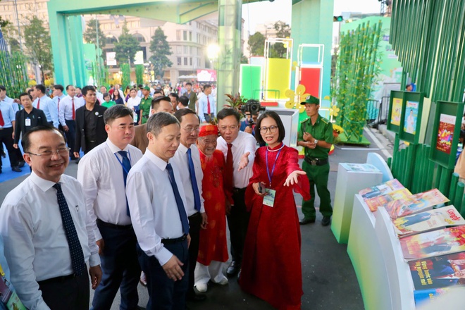 TP HCM khai mạc Đường s&aacute;ch Tết với quy m&ocirc; chưa từng c&oacute; - Ảnh 3.