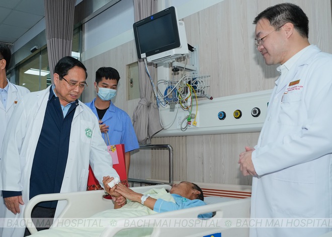 Thủ tướng Phạm Minh Ch&iacute;nh thăm hỏi, tặng qu&agrave; người bệnh - Ảnh 4.