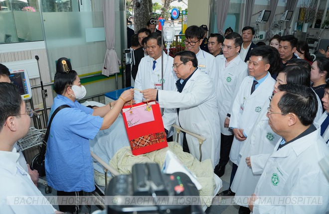 Thủ tướng Phạm Minh Ch&iacute;nh thăm hỏi, tặng qu&agrave; người bệnh - Ảnh 3.
