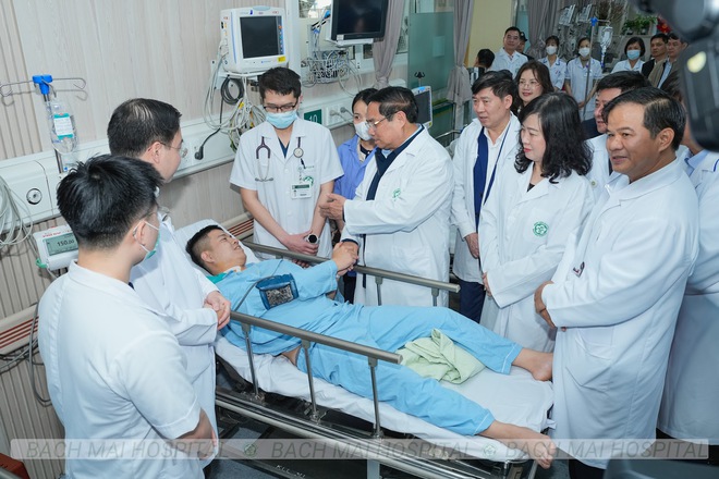 Thủ tướng Phạm Minh Ch&iacute;nh thăm hỏi, tặng qu&agrave; người bệnh - Ảnh 2.