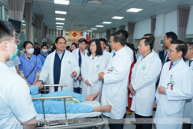 Thủ tướng Phạm Minh Ch&iacute;nh thăm hỏi, tặng qu&agrave; người bệnh - Ảnh 5.