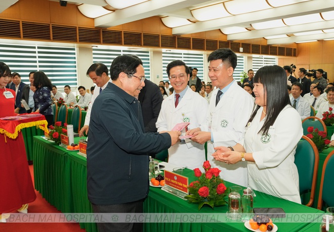 Thủ tướng Phạm Minh Ch&iacute;nh thăm hỏi, tặng qu&agrave; người bệnh - Ảnh 10.