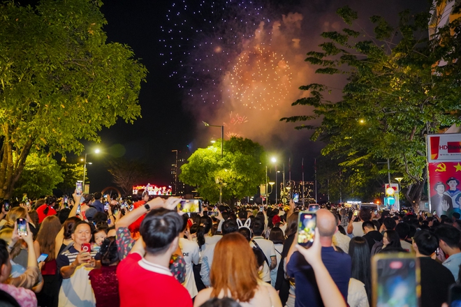 VIDEO: Người d&acirc;n TPHCM gửi kh&aacute;t vọng v&agrave;o vận hội mới dưới bầu trời ph&aacute;o hoa giao thừa - Ảnh 3.