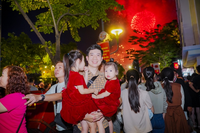 VIDEO: Người d&acirc;n TPHCM gửi kh&aacute;t vọng v&agrave;o vận hội mới dưới bầu trời ph&aacute;o hoa giao thừa - Ảnh 2.