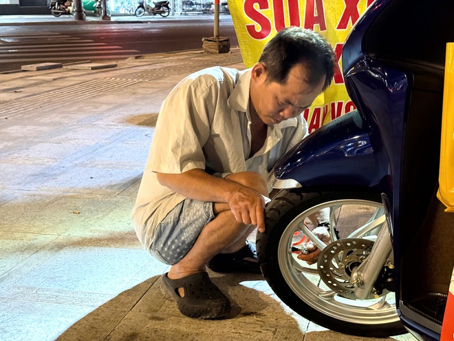 Những người đ&oacute;n Tết trong "thầm lặng" - Ảnh 1.