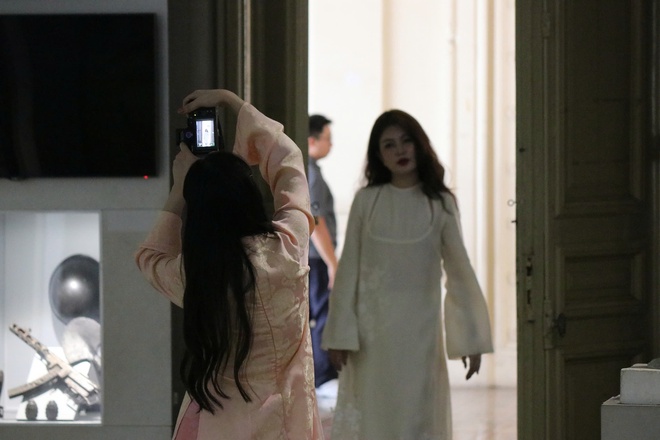 &Aacute;o d&agrave;i ng&agrave;y Tết: N&eacute;t đẹp kh&ocirc;ng đổi giữa l&ograve;ng đ&ocirc; thị hiện đại - Ảnh 6.