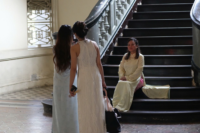 &Aacute;o d&agrave;i ng&agrave;y Tết: N&eacute;t đẹp kh&ocirc;ng đổi giữa l&ograve;ng đ&ocirc; thị hiện đại - Ảnh 7.