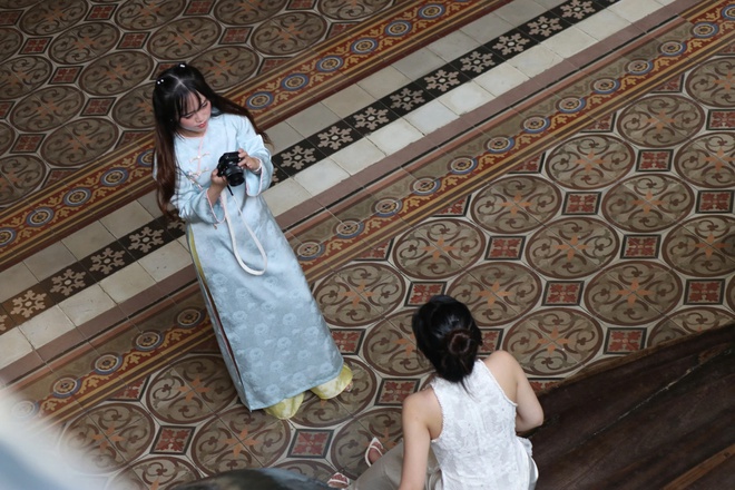 &Aacute;o d&agrave;i ng&agrave;y Tết: N&eacute;t đẹp kh&ocirc;ng đổi giữa l&ograve;ng đ&ocirc; thị hiện đại - Ảnh 5.