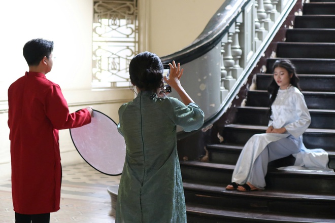 &Aacute;o d&agrave;i ng&agrave;y Tết: N&eacute;t đẹp kh&ocirc;ng đổi giữa l&ograve;ng đ&ocirc; thị hiện đại - Ảnh 8.