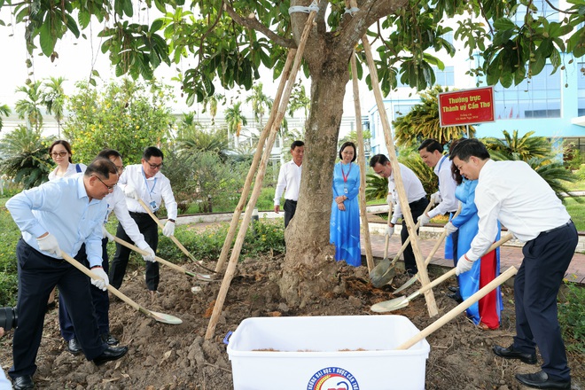 Bí thư thành ủy Cần Thơ chúc Tết , kỳ vọng phát triển kinh tế năm 2026 - Ảnh 7. Bí thư thành ủy Cần Thơ chúc Tết , kỳ vọng phát triển kinh tế năm 2026 - Ảnh 7.