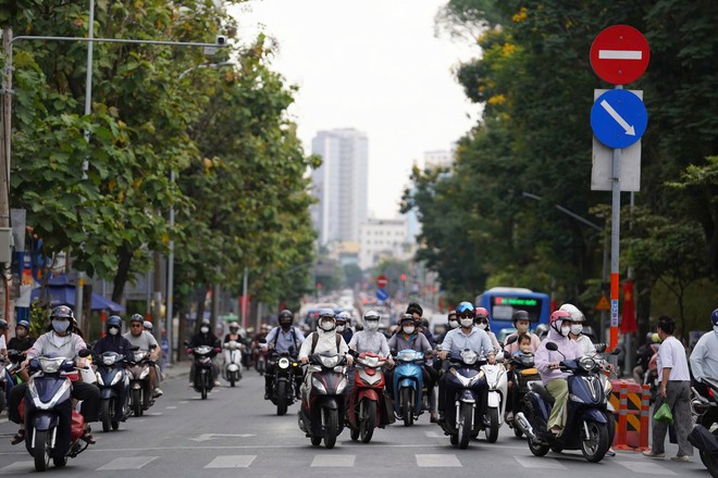 Người d&acirc;n trở lại TPHCM đi học, đi l&agrave;m sau kỳ nghỉ Tết - Ảnh 5.