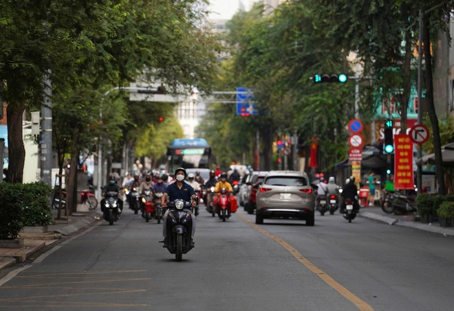 Người d&acirc;n trở lại TPHCM đi học, đi l&agrave;m sau kỳ nghỉ Tết - Ảnh 7.