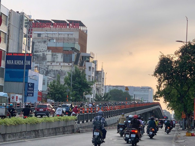 Người d&acirc;n trở lại TPHCM đi học, đi l&agrave;m sau kỳ nghỉ Tết - Ảnh 6.