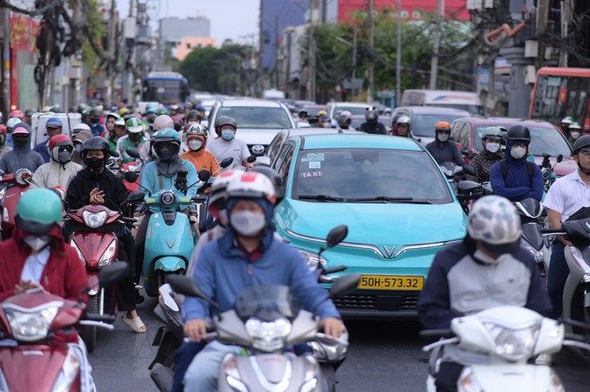 Người d&acirc;n trở lại TPHCM đi học, đi l&agrave;m sau kỳ nghỉ Tết - Ảnh 2.