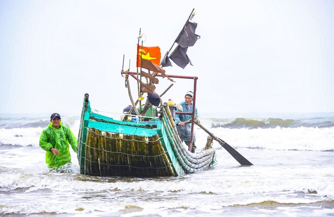 Gần 1 triệu đồng/kg c&aacute; khoai, ngư d&acirc;n hồ hởi "x&ocirc;ng biển" ng&agrave;y đầu năm mới - Ảnh 2.