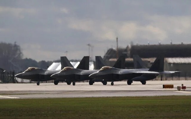 Mỹ triển khai phi đội "Chim ăn thịt" F-22 tới Israel trước giờ G - Ảnh 1.