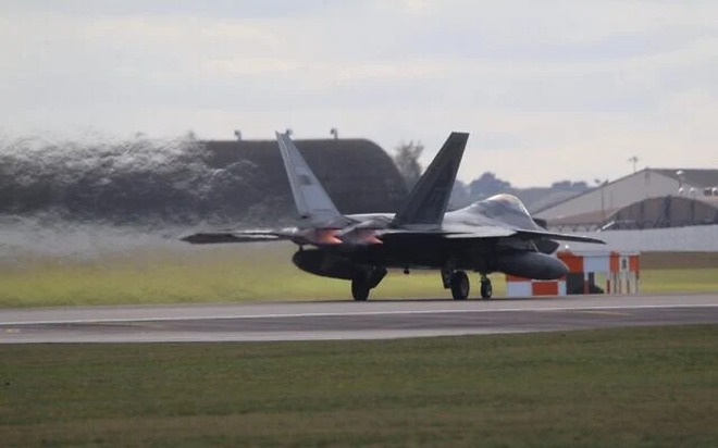 Mỹ triển khai phi đội "Chim ăn thịt" F-22 tới Israel trước giờ G - Ảnh 2.