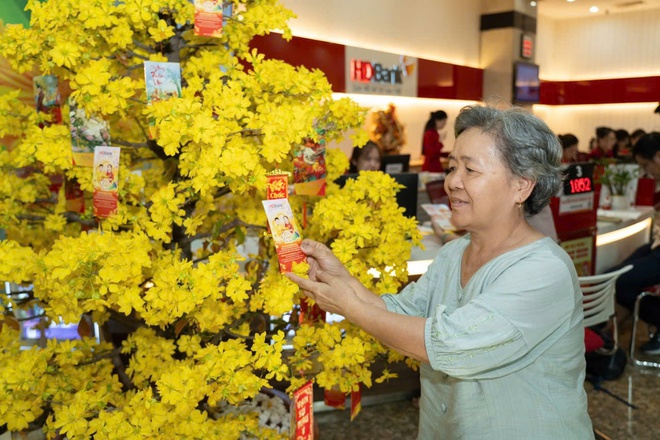 Khách đua gửi tiết kiệm nhận vàng và tiền mặt hấp dẫn - Ảnh 2. Khách đua gửi tiết kiệm nhận vàng và tiền mặt hấp dẫn - Ảnh 2.