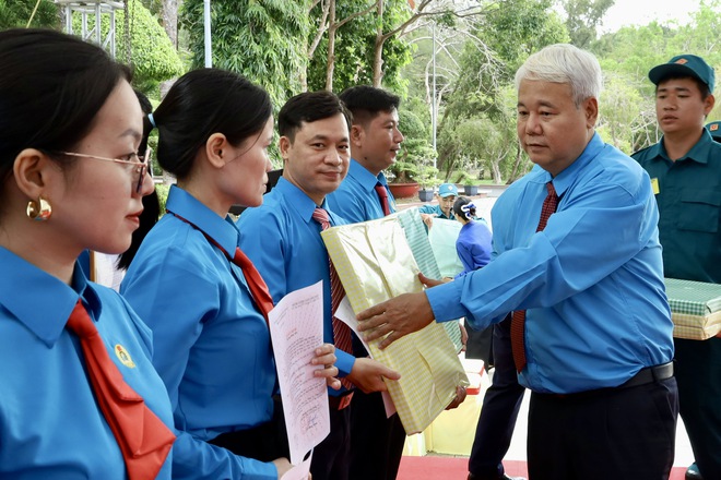LĐLĐ TPHCM kết nạp 32 c&ocirc;ng nh&acirc;n, lao động ưu t&uacute; v&agrave;o Đảng tại Đặc khu C&ocirc;n Đảo - Ảnh 5.