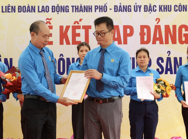 LĐLĐ TPHCM kết nạp 32 c&ocirc;ng nh&acirc;n, lao động ưu t&uacute; v&agrave;o Đảng tại Đặc khu C&ocirc;n Đảo - Ảnh 3.