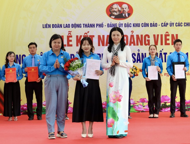 LĐLĐ TPHCM kết nạp 32 c&ocirc;ng nh&acirc;n, lao động ưu t&uacute; v&agrave;o Đảng tại Đặc khu C&ocirc;n Đảo - Ảnh 2.