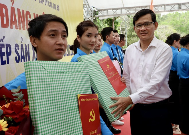 LĐLĐ TPHCM kết nạp 32 c&ocirc;ng nh&acirc;n, lao động ưu t&uacute; v&agrave;o Đảng tại Đặc khu C&ocirc;n Đảo - Ảnh 6.