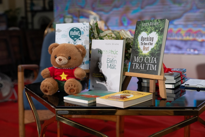 H&agrave;ng trăm người chen k&iacute;n đường s&aacute;ch giao lưu c&ugrave;ng thiền sư Ajahn Brahm - Ảnh 2.