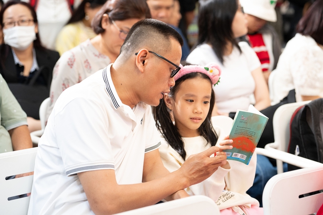 H&agrave;ng trăm người chen k&iacute;n đường s&aacute;ch giao lưu c&ugrave;ng thiền sư Ajahn Brahm - Ảnh 3.