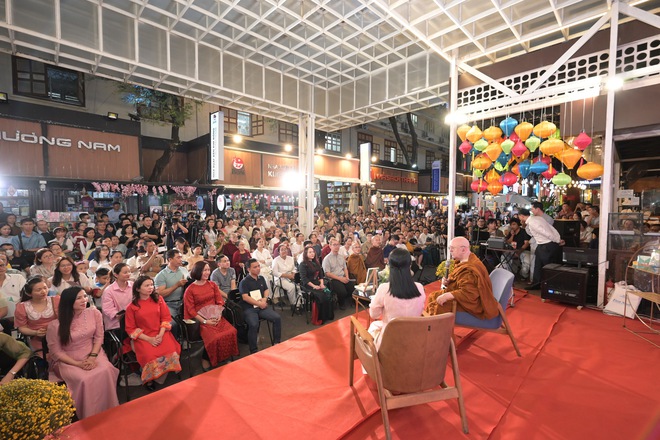 H&agrave;ng trăm người chen k&iacute;n đường s&aacute;ch giao lưu c&ugrave;ng thiền sư Ajahn Brahm - Ảnh 4.