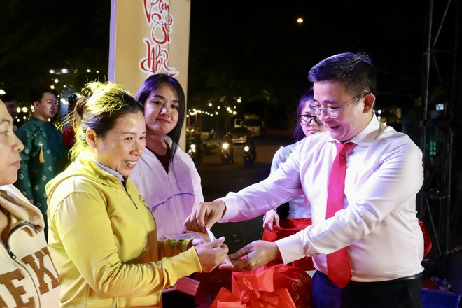 X&atilde; B&igrave;nh Hưng, TP HCM: Hơn 5.000 suất qu&agrave; chăm lo an sinh đến với người d&acirc;n dịp Tết - Ảnh 5.